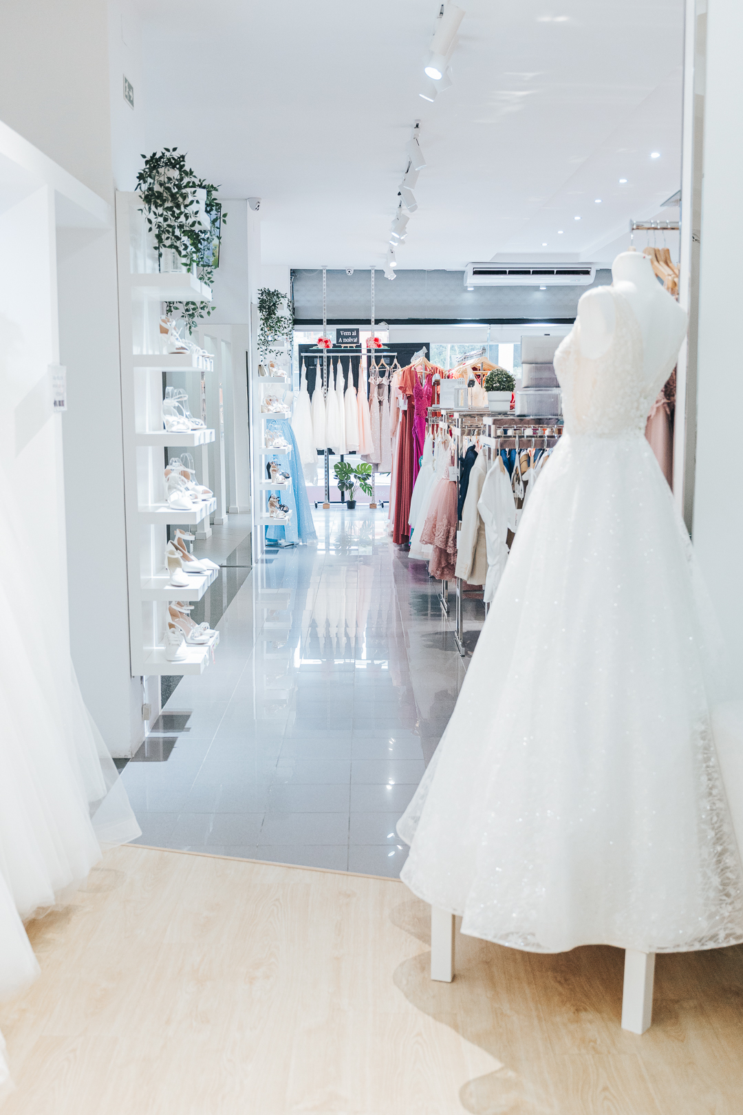 Ensaio Prova do Vestido da Noiva Eunice na loja Rossy Noivas - Vila Nova de Gaia