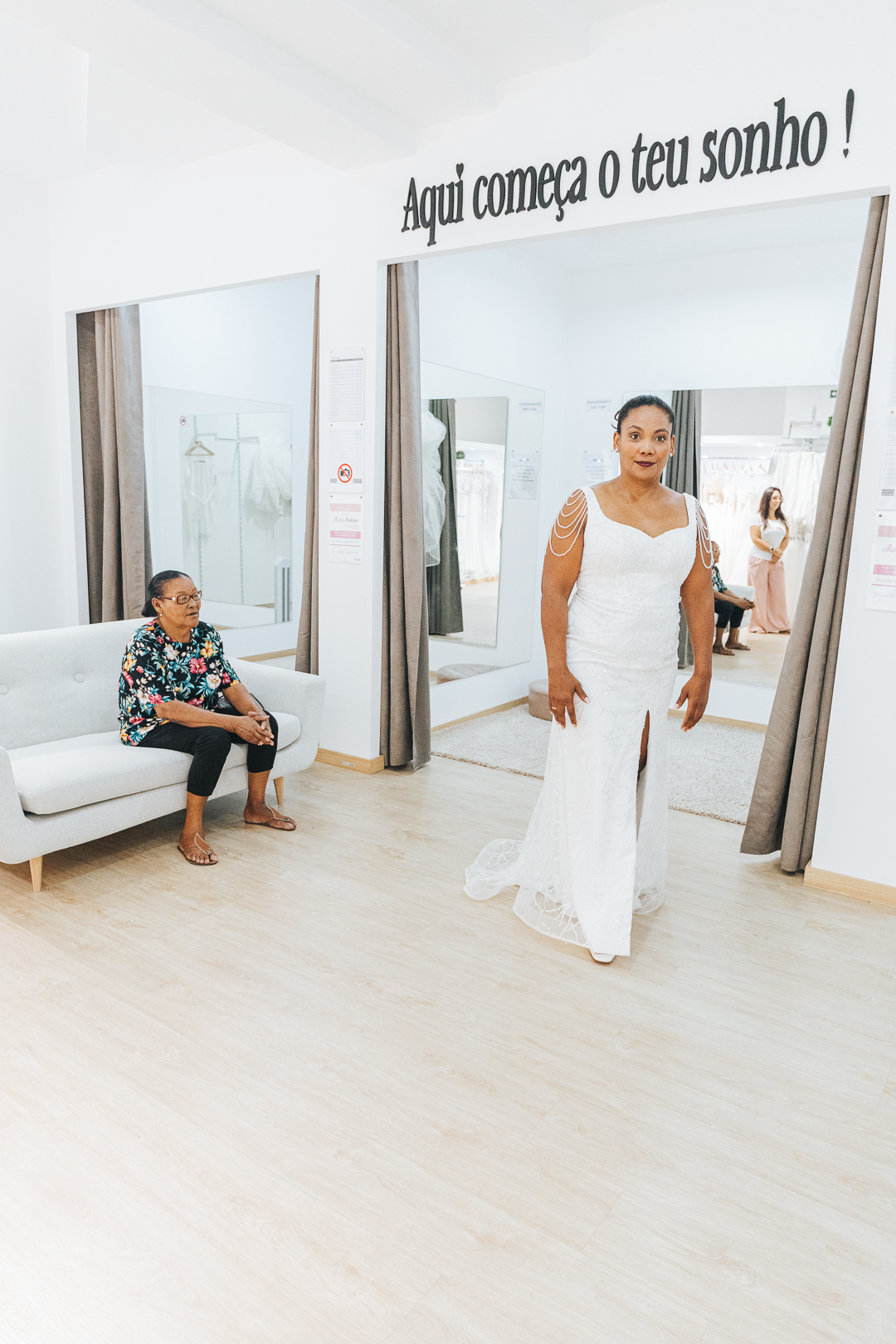 Ensaio Prova do Vestido da Noiva Eunice na loja Rossy Noivas - Vila Nova de Gaia