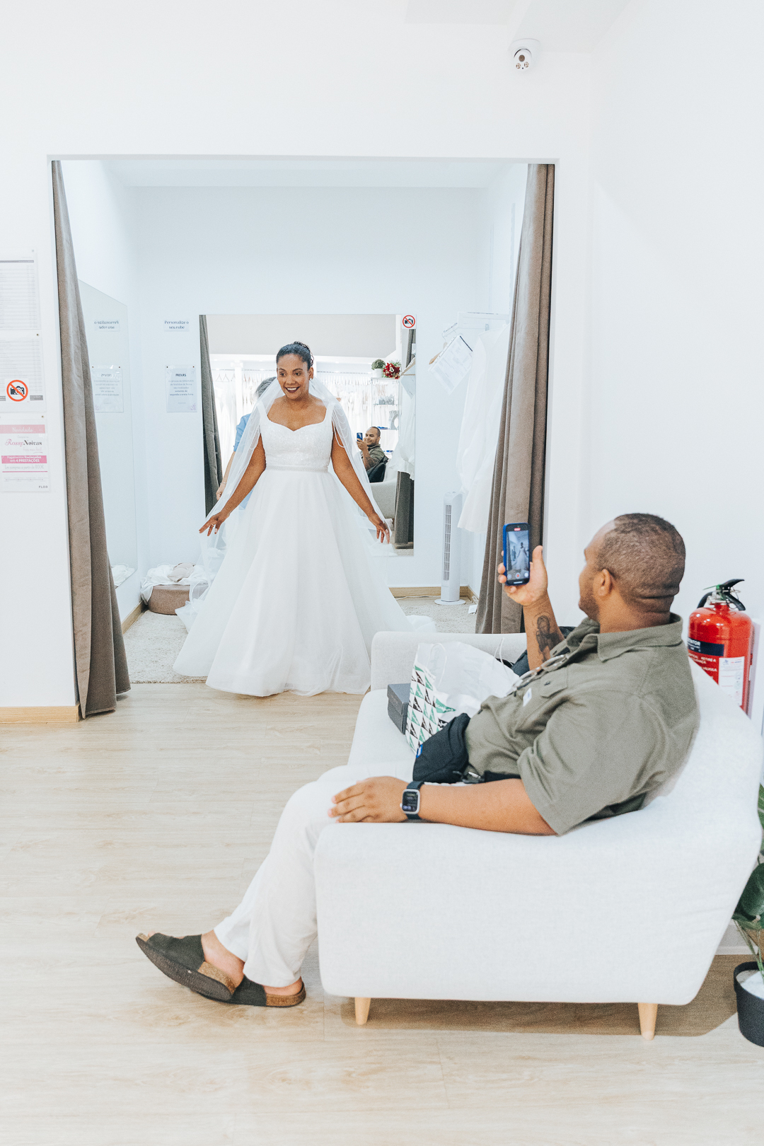 Ensaio Prova do Vestido da Noiva Eunice na loja Rossy Noivas - Vila Nova de Gaia