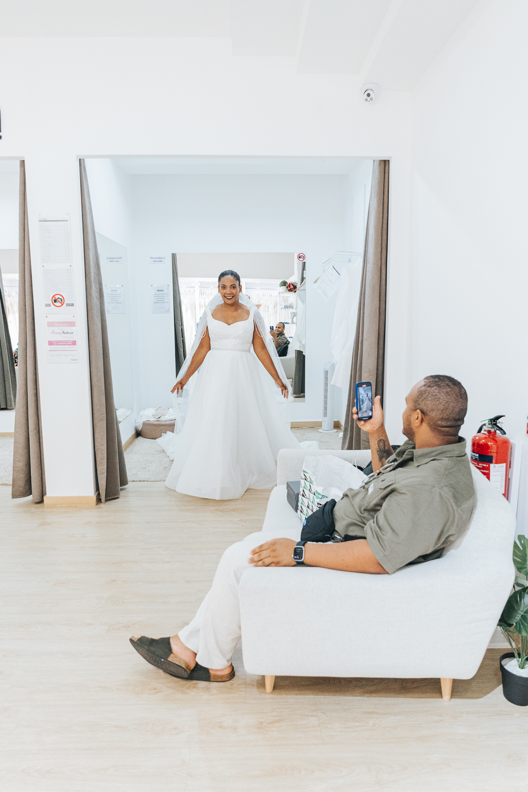 Ensaio Prova do Vestido da Noiva Eunice na loja Rossy Noivas - Vila Nova de Gaia