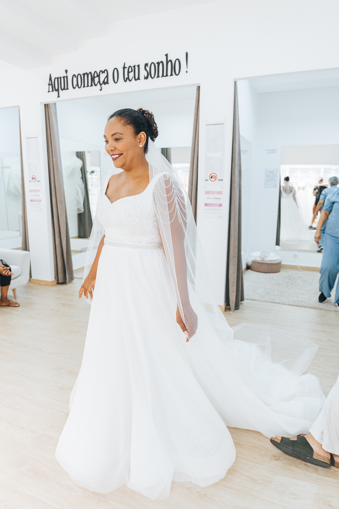 Ensaio Prova do Vestido da Noiva Eunice na loja Rossy Noivas - Vila Nova de Gaia