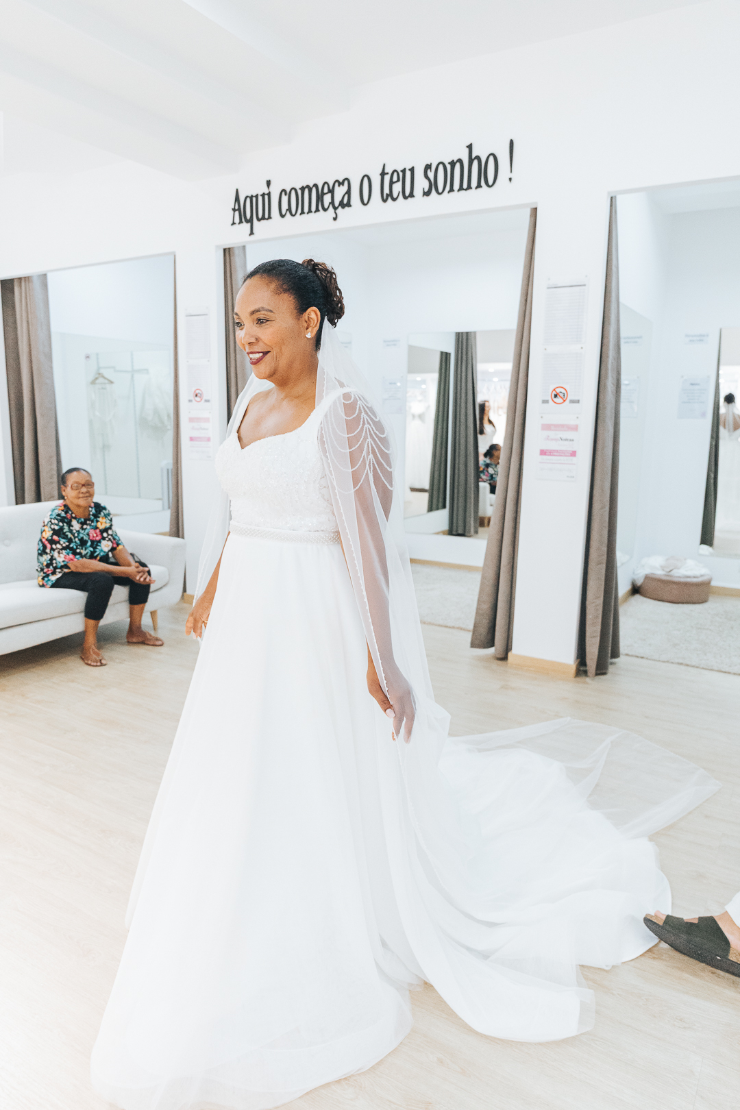 Ensaio Prova do Vestido da Noiva Eunice na loja Rossy Noivas - Vila Nova de Gaia