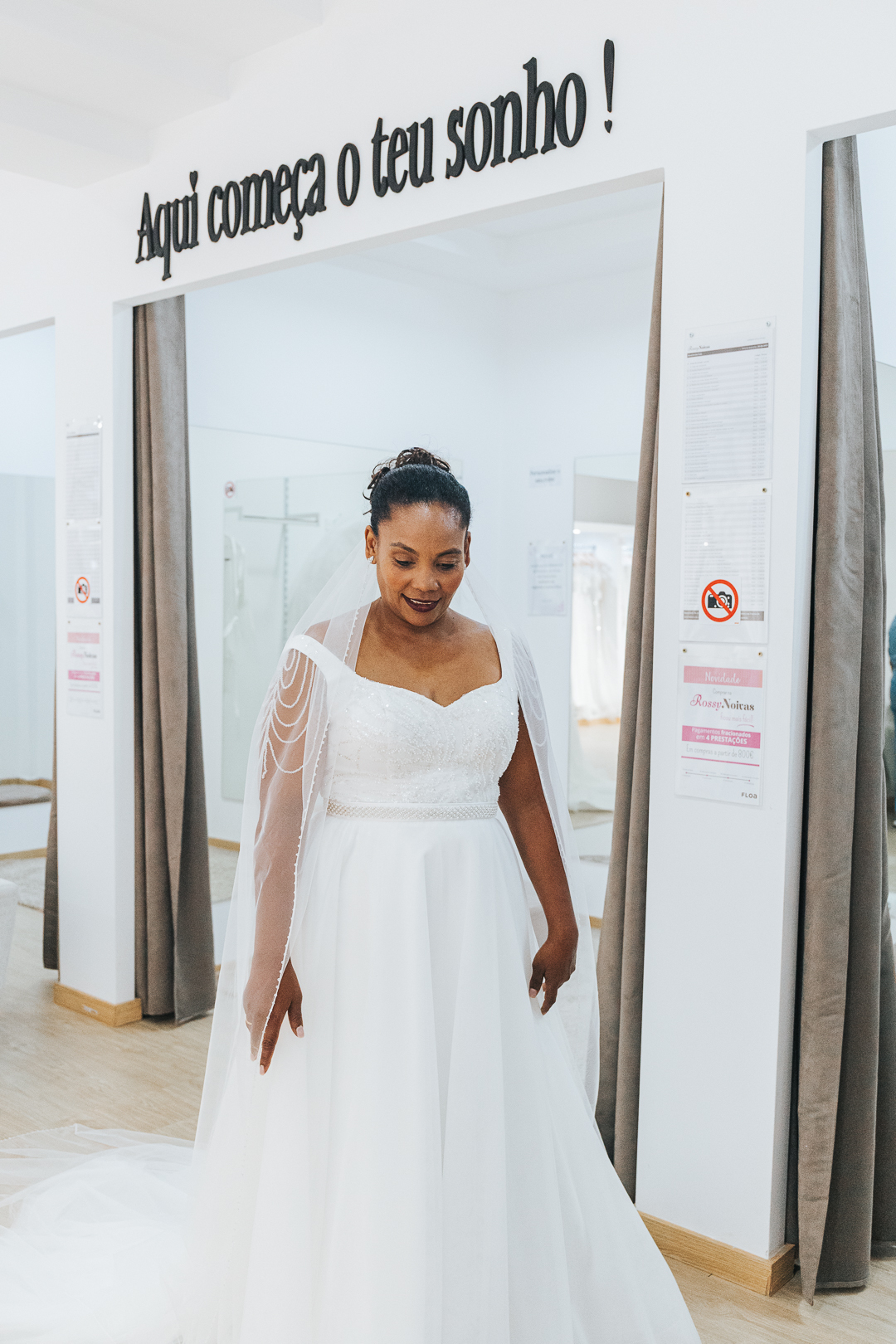 Ensaio Prova do Vestido da Noiva Eunice na loja Rossy Noivas - Vila Nova de Gaia