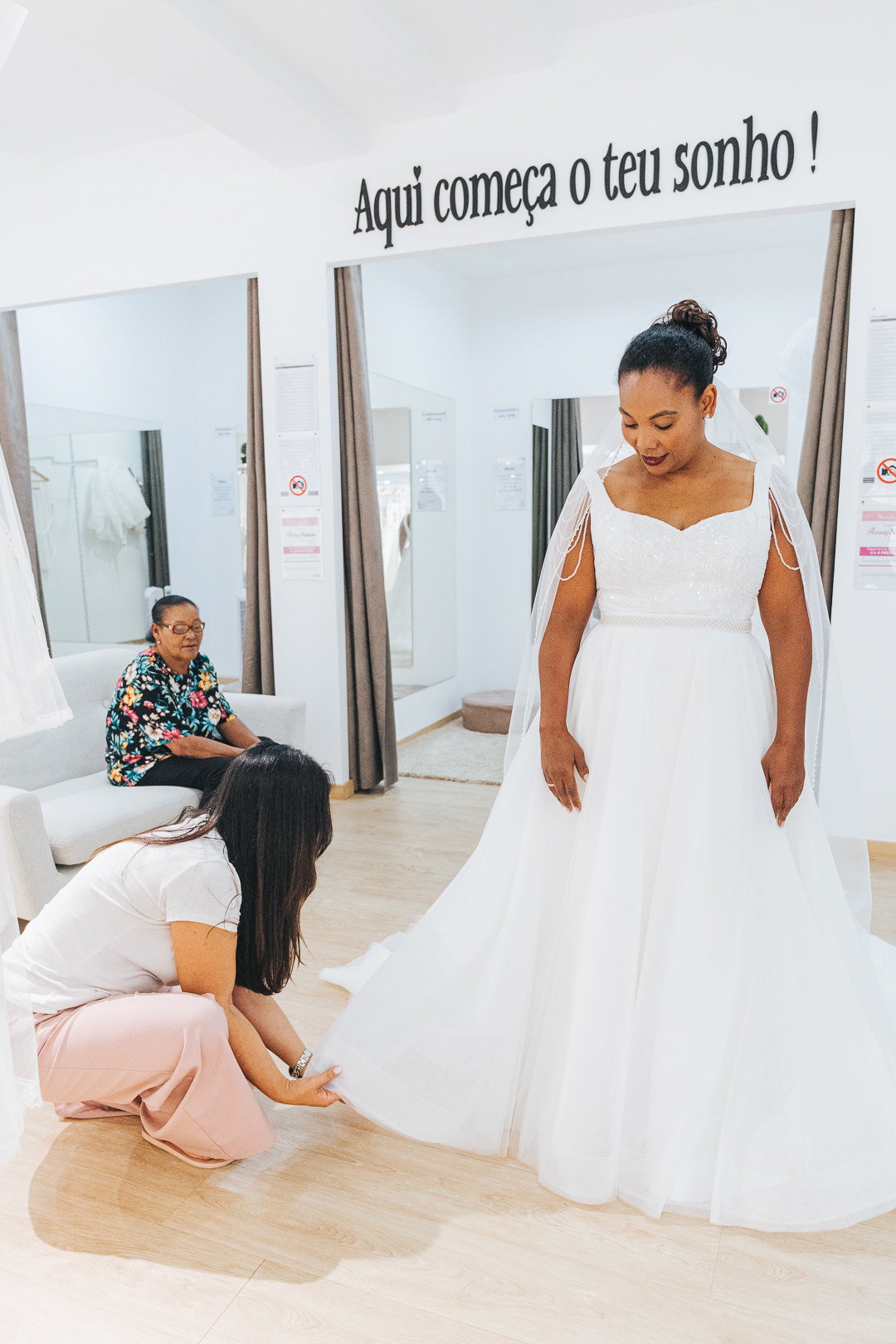 Ensaio Prova do Vestido da Noiva Eunice na loja Rossy Noivas - Vila Nova de Gaia