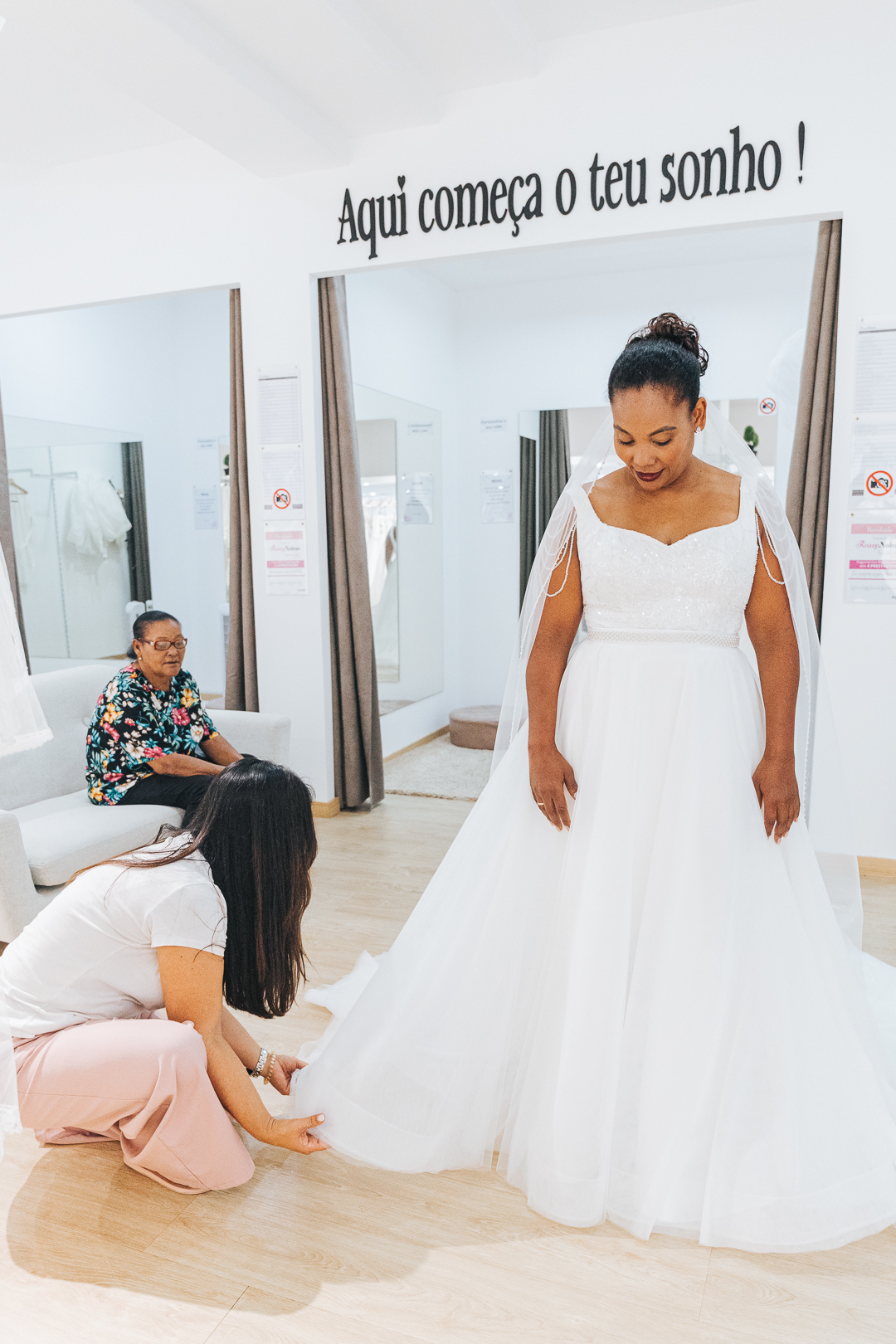 Ensaio Prova do Vestido da Noiva Eunice na loja Rossy Noivas - Vila Nova de Gaia