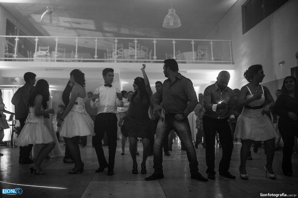 Convidados dançando