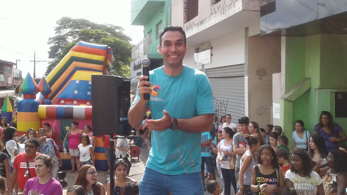 Tio China animando as crianças!