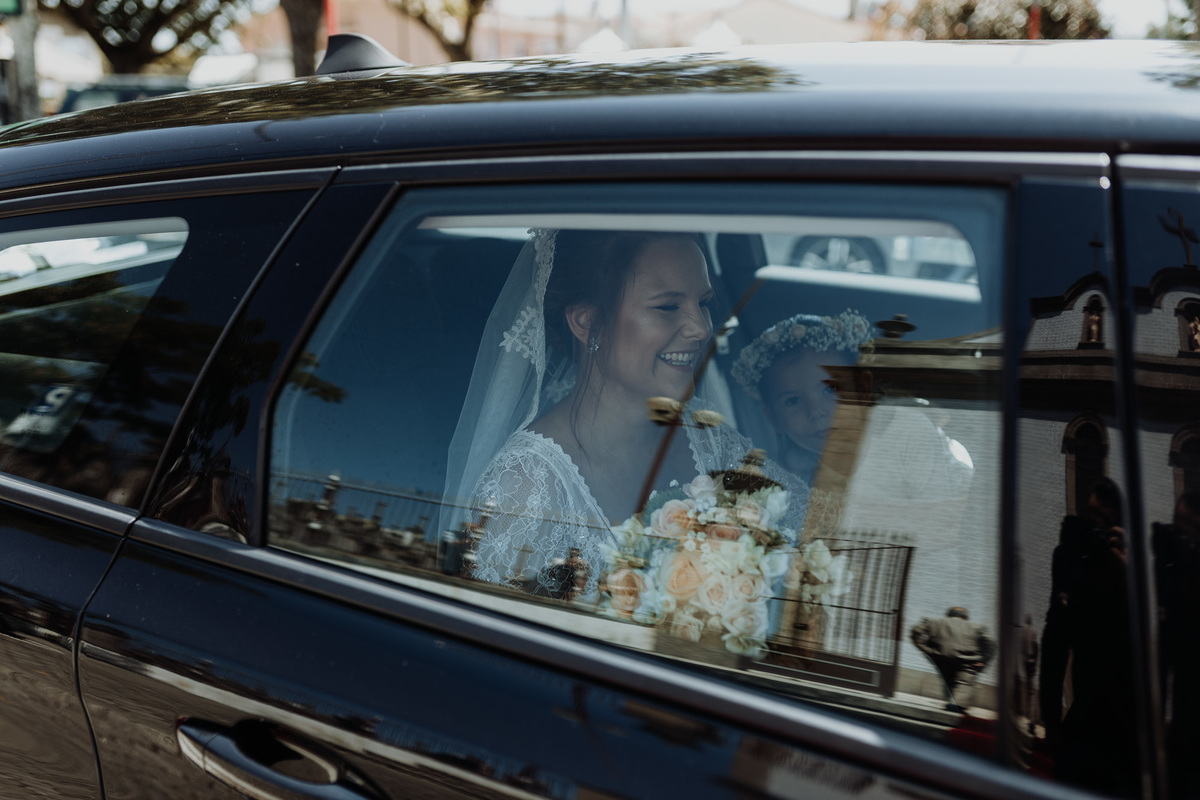 carro da chegada da noiva á igreja