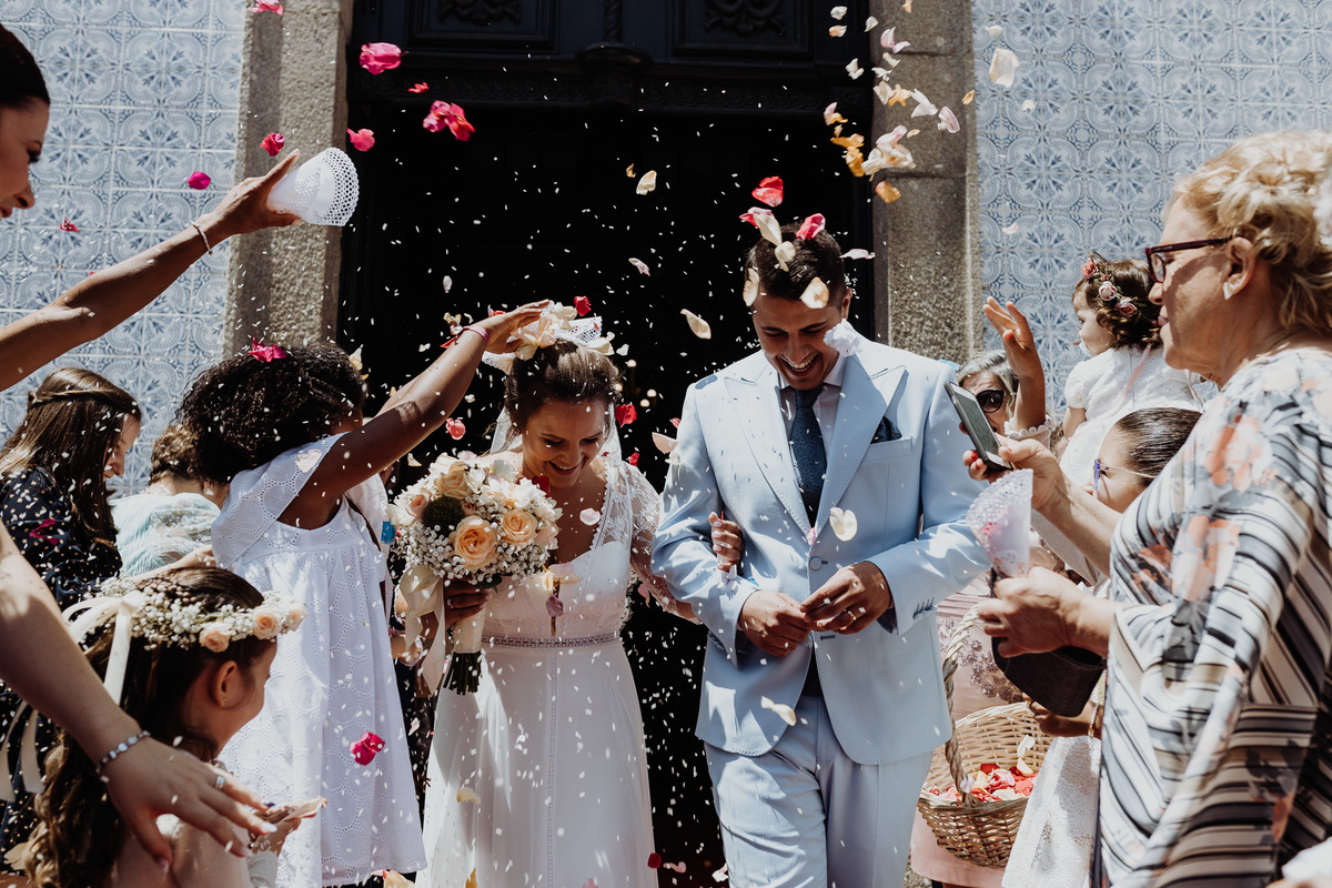 arroz ou flores á saída da igreja
