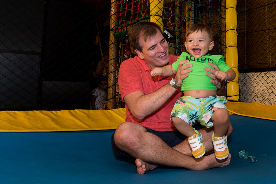 Joaquim se diverte na cama elástica