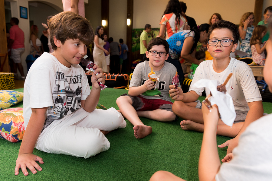 Crianças tomando picolé