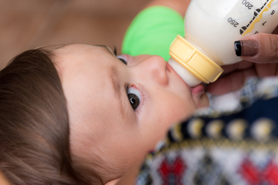 bebê tomando mamadeira