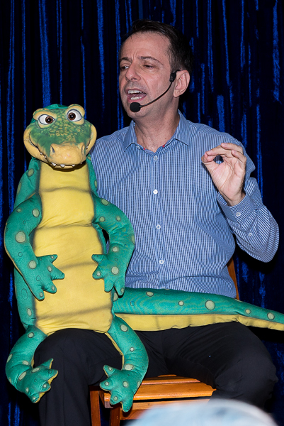 Mágico dá show em festa infantil de 1 ano