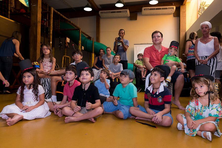 crianças se divertem em show de mágica na festa de um ano do Joaquim