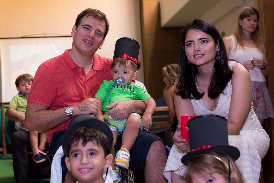 pais assistem show do mágico em festa infantil de um ano