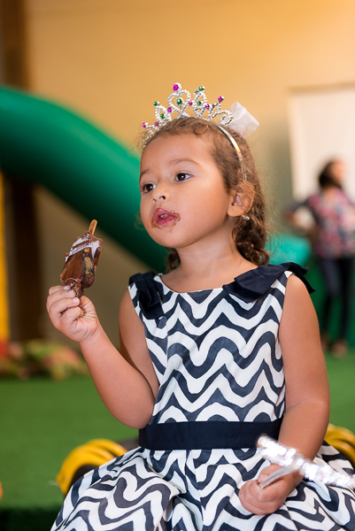 Criança tomando picolé