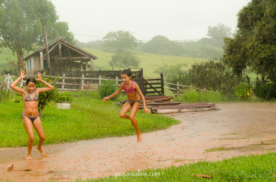 Crianças brincam na chuva