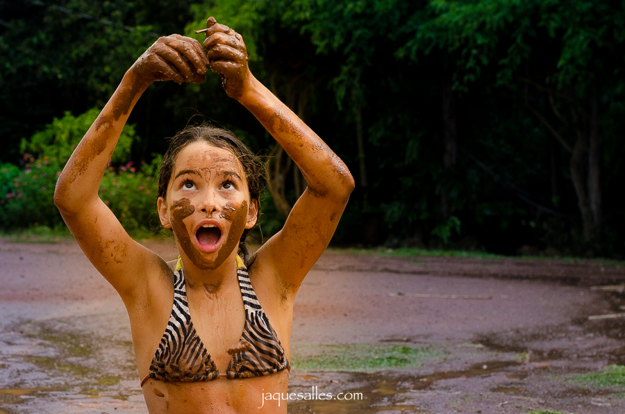 Menina suja de lama