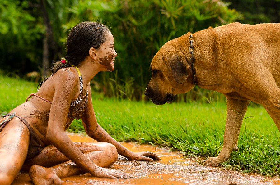 a menina e o cachorro fotografia orgânica