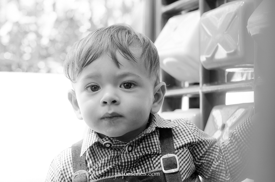 Fotografia preto e branco de criança