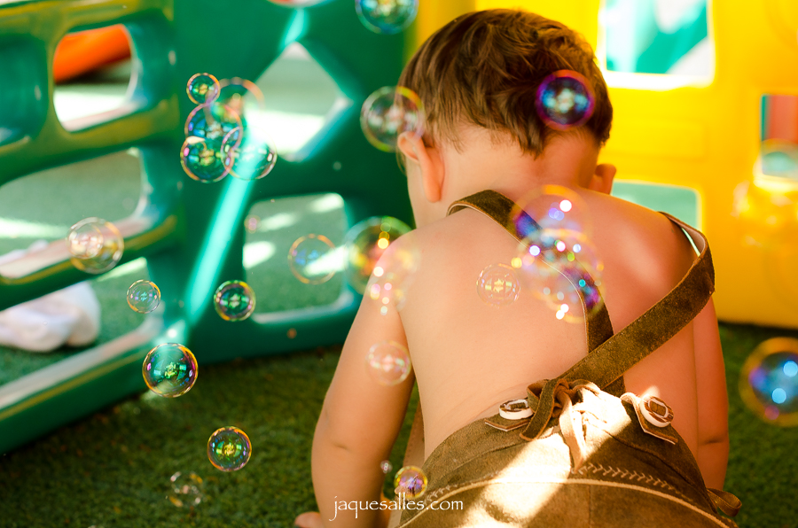 Ensaio infantil com bolinhas de sabão