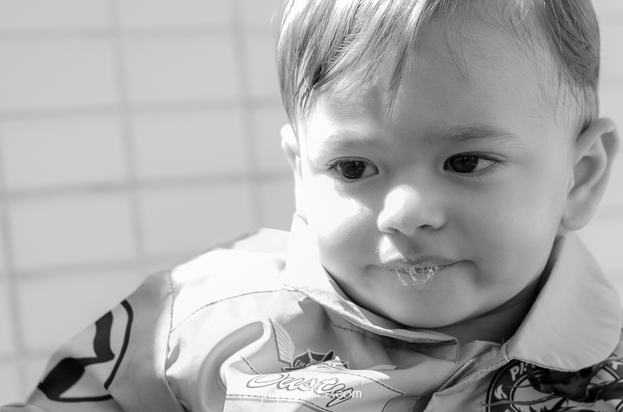 Bebê fazendo bolinhas de sabão com a boca