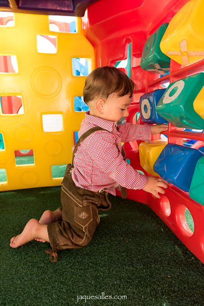 Bebê que se diverte no parquinho