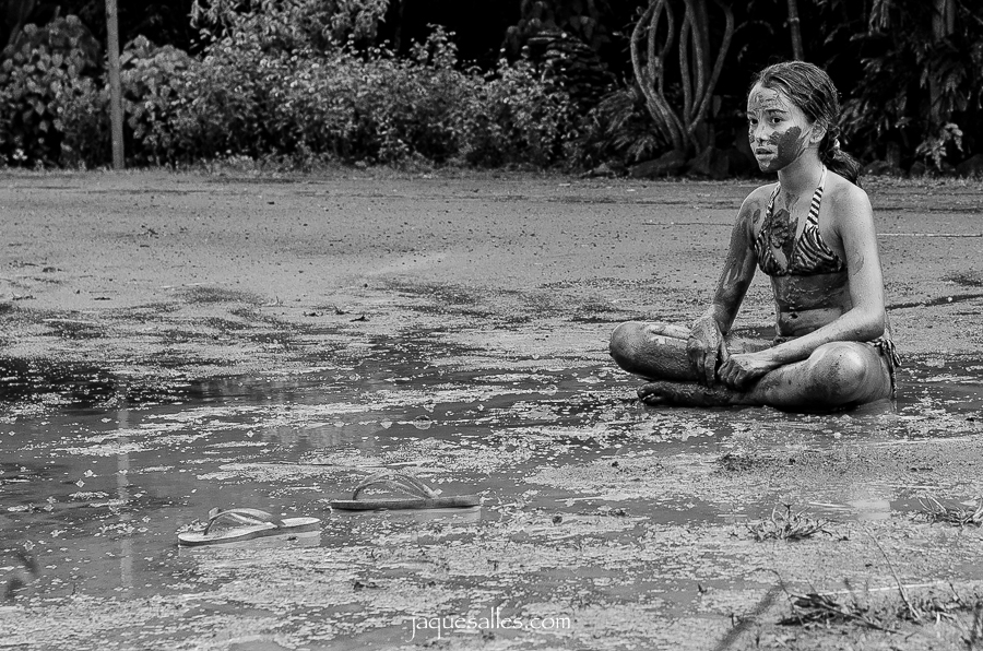 criança brinca na chuva