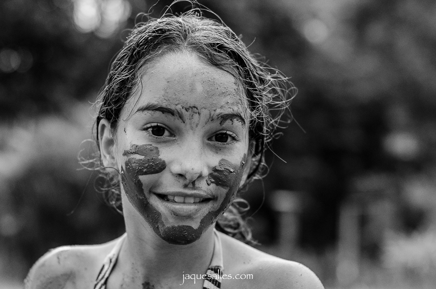 criança com o corpo sujo de lama