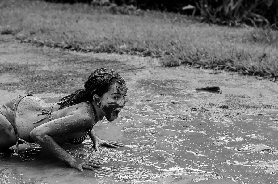 brincadeira de criança na chuva