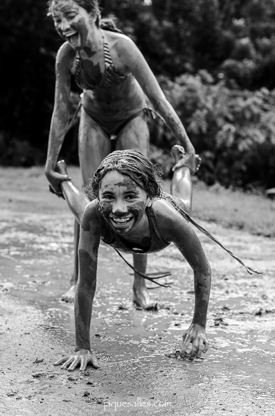 brincadeira de carrinho de mão por crianças felizes