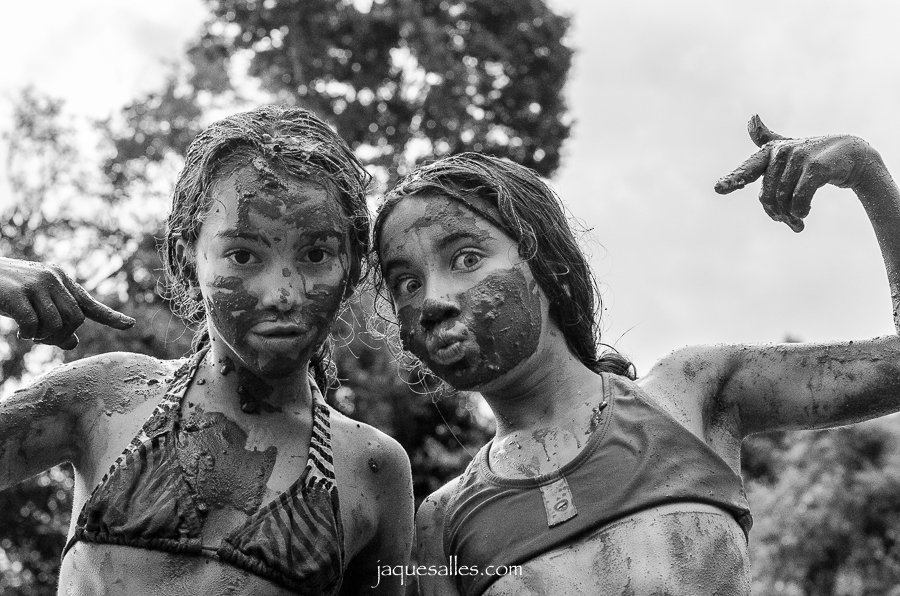 Melhores amigas brincam em dia de chuva e se sujam de lama