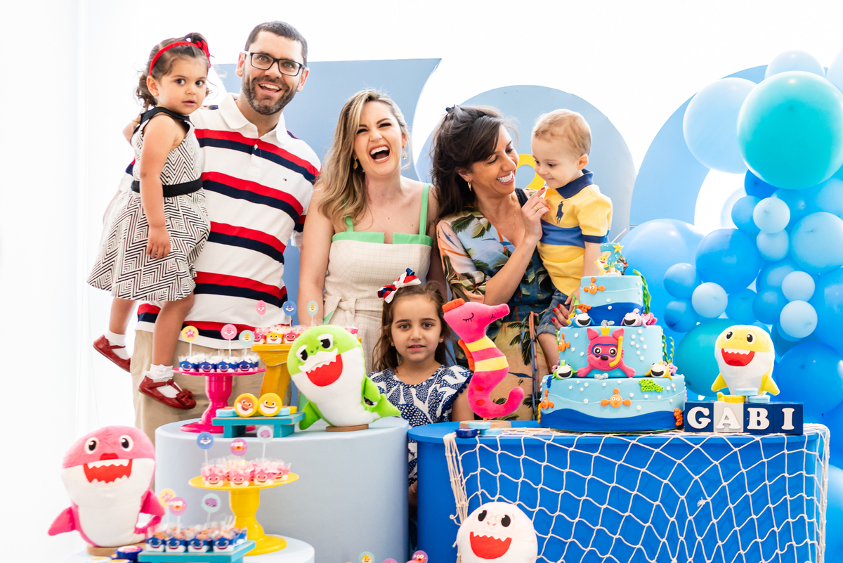 Festa Infantil de 2 anos com o tema Baby Shark. O aniversário do Gabriel aconteceu na Barra da Tijuca - RJ e teve como tema os personagens de Baby Shark. Imagens da fotógrafa de casamento e de famílias Jaque Salles Fotografia.