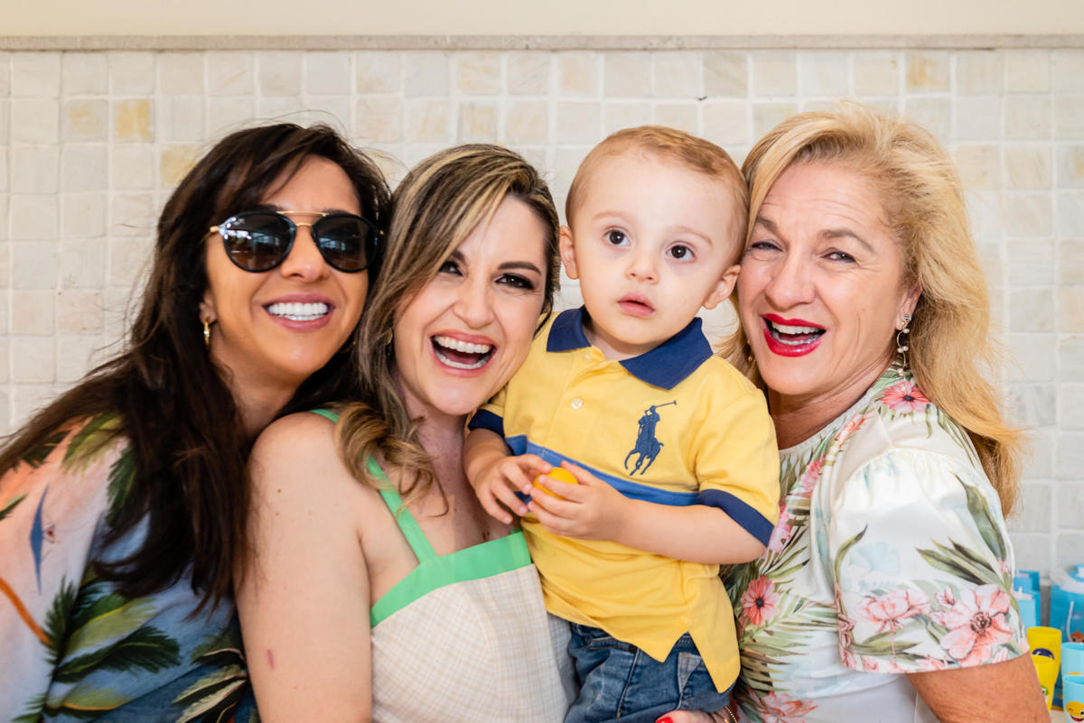 Festa Infantil de 2 anos com o tema Baby Shark. O aniversário do Gabriel aconteceu na Barra da Tijuca - RJ e teve como tema os personagens de Baby Shark. Imagens da fotógrafa de casamento e de famílias Jaque Salles Fotografia.