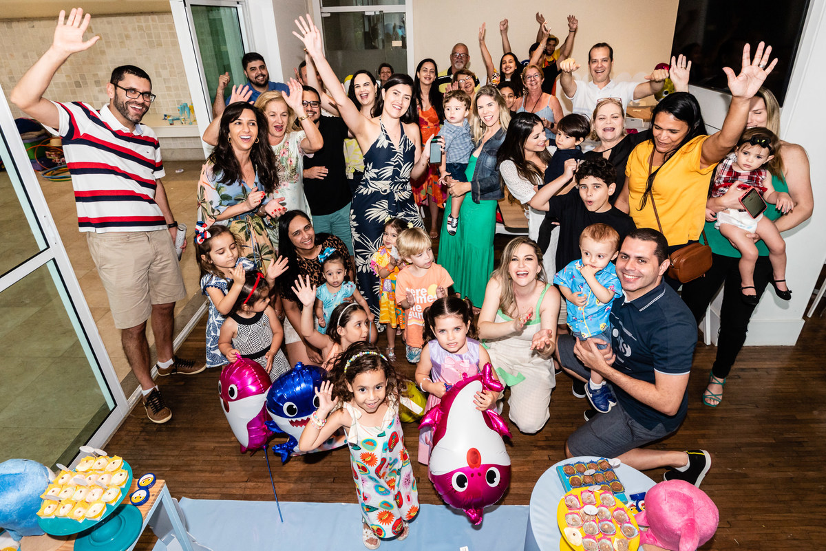 Festa Infantil de 2 anos com o tema Baby Shark. O aniversário do Gabriel aconteceu na Barra da Tijuca - RJ e teve como tema os personagens de Baby Shark. Imagens da fotógrafa de casamento e de famílias Jaque Salles Fotografia.