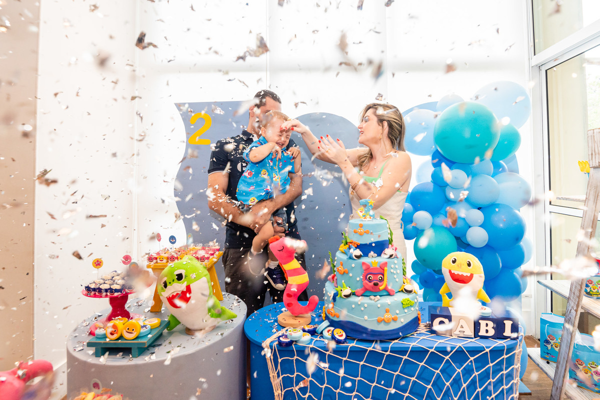 Festa Infantil de 2 anos com o tema Baby Shark. O aniversário do Gabriel aconteceu na Barra da Tijuca - RJ e teve como tema os personagens de Baby Shark. Imagens da fotógrafa de casamento e de famílias Jaque Salles Fotografia.