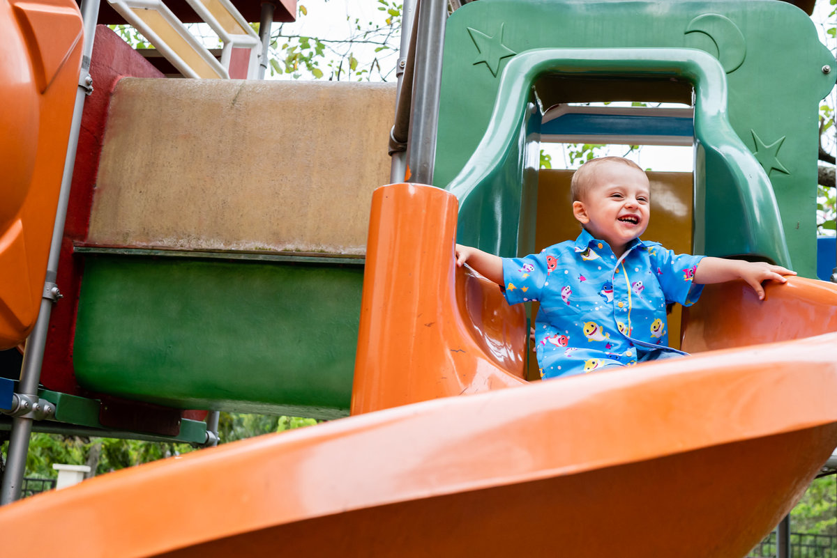 Festa Infantil de 2 anos com o tema Baby Shark. O aniversário do Gabriel aconteceu na Barra da Tijuca - RJ e teve como tema os personagens de Baby Shark. Imagens da fotógrafa de casamento e de famílias Jaque Salles Fotografia.