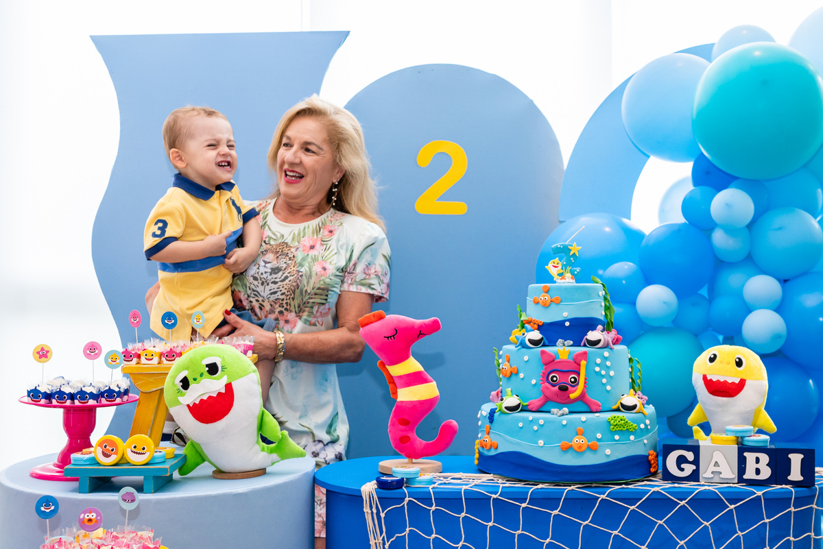 Festa Infantil de 2 anos com o tema Baby Shark. O aniversário do Gabriel aconteceu na Barra da Tijuca - RJ e teve como tema os personagens de Baby Shark. Imagens da fotógrafa de casamento e de famílias Jaque Salles Fotografia.
