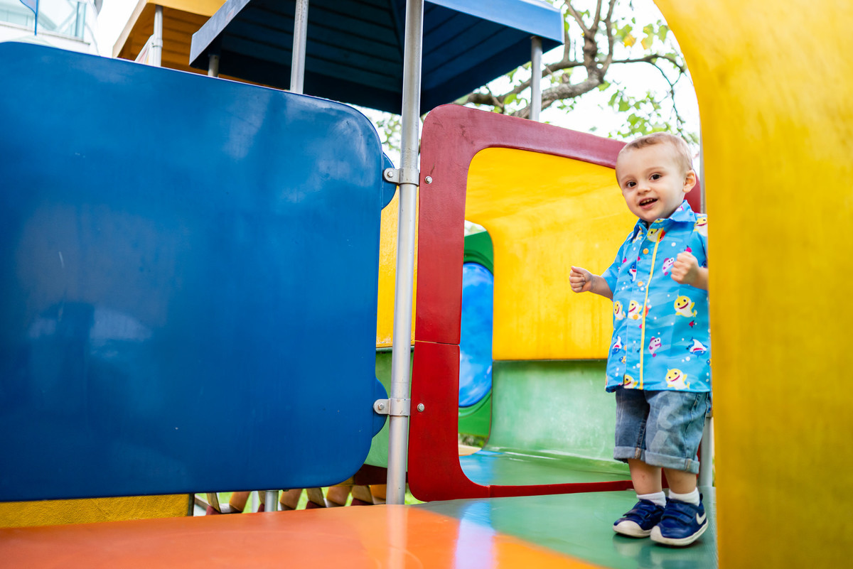 Festa Infantil de 2 anos com o tema Baby Shark. O aniversário do Gabriel aconteceu na Barra da Tijuca - RJ e teve como tema os personagens de Baby Shark. Imagens da fotógrafa de casamento e de famílias Jaque Salles Fotografia.