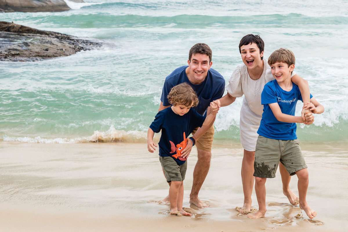 Ensaio fotográfico de família no Arpoador, Rio de Janeiro. Fotos da família Stiel, fotografada pela  fotógrafa de casamento e de família RJ, Jaque Salles Fotografia.
