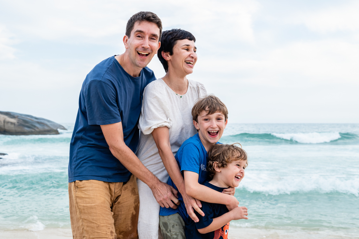 Ensaio fotográfico de família no Arpoador, Rio de Janeiro. Fotos da família Stiel, fotografada pela  fotógrafa de casamento e de família RJ, Jaque Salles Fotografia.