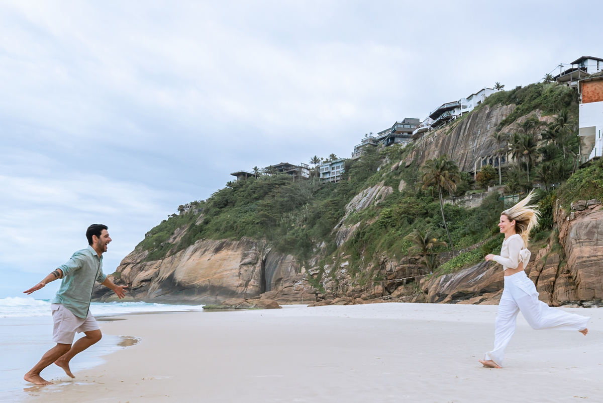 Ensaio fotográfico pre wedding realizado na praia da Joatinga - RJ. O ensaio fotográfico pré casamento   aconteceu na praia da Joatinga, localizada no Joá, bairro da Barra da Tijuca. Fotos da fotógrafa de casamento RJ, Jaque Salles Fotografia.