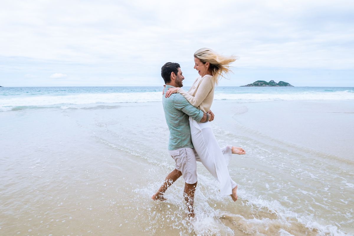 Ensaio fotográfico pre wedding realizado na praia da Joatinga - RJ. O ensaio fotográfico pré casamento   aconteceu na praia da Joatinga, localizada no Joá, bairro da Barra da Tijuca. Fotos da fotógrafa de casamento RJ, Jaque Salles Fotografia.