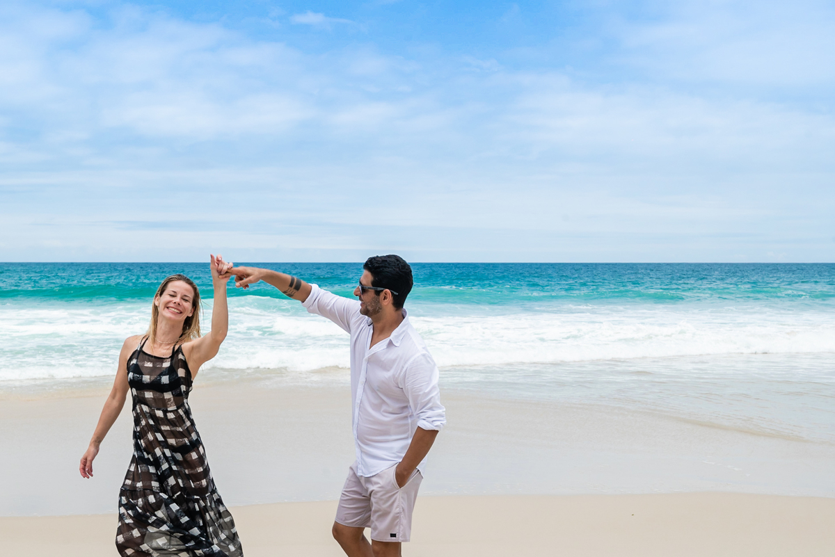 Ensaio fotográfico pre wedding realizado na praia da Joatinga - RJ. O ensaio fotográfico pré casamento   aconteceu na praia da Joatinga, localizada no Joá, bairro da Barra da Tijuca. Fotos da fotógrafa de casamento RJ, Jaque Salles Fotografia.