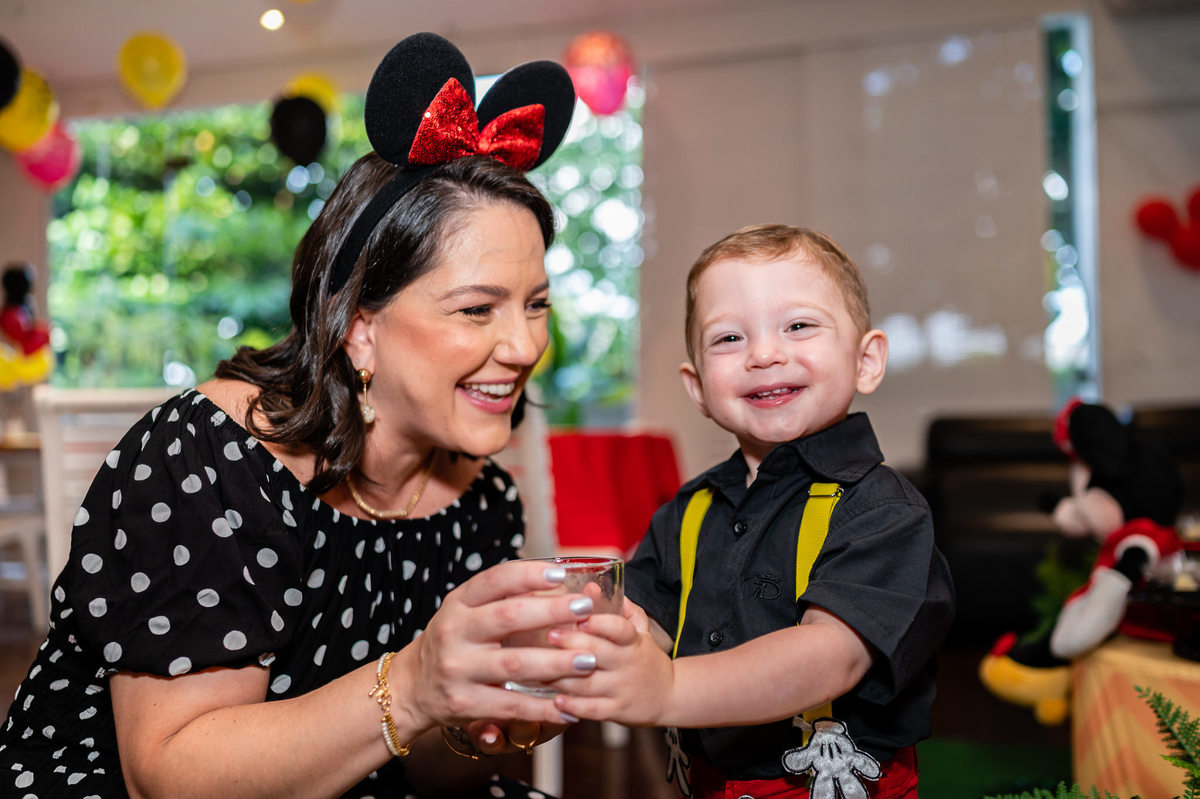 Festa infantil de 2 anos do Rafa com  o tema Disney Mickey Mouse. O aniversário do Rafinha foi comemorado no bairro do Leblon e foi fotografado por Jaque Salles, fotógrafa de casamento e infantil na Barra da Tijuca, Recreio e Zona Sul do Rio de Janeiro. 