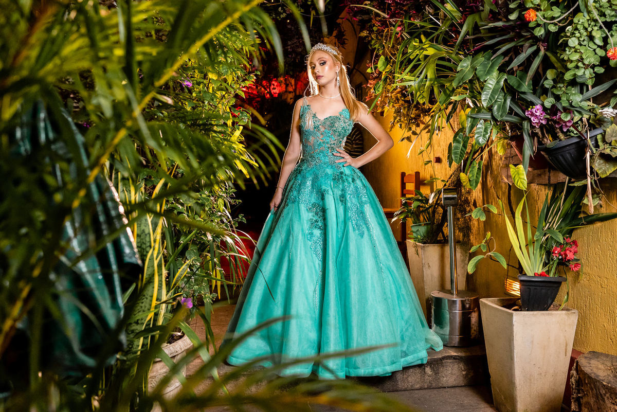 Festa de 15 anos da debutante Rebecca realizada no Jungle Garden Pub. Fotografia da fotógrafa de casamento, 15 anos e famílias no Rio de Janeiro, Jaque Salles. 