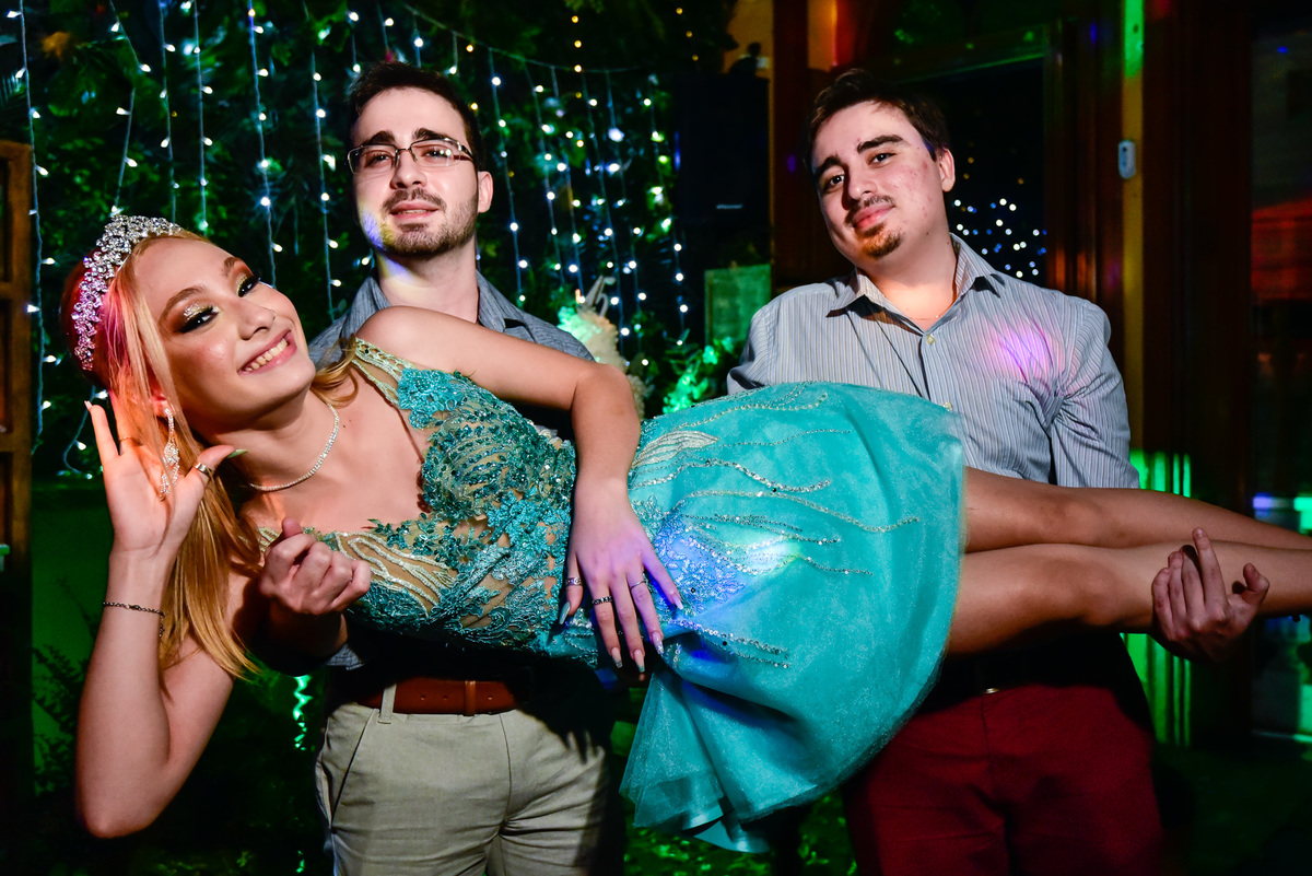 Festa de 15 anos da debutante Rebecca realizada no Jungle Garden Pub. Fotografia da fotógrafa de casamento, 15 anos e famílias no Rio de Janeiro, Jaque Salles. 