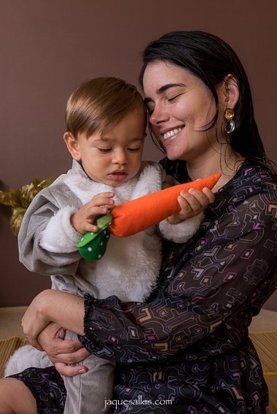 imagem de ternura da mãe com o bebê