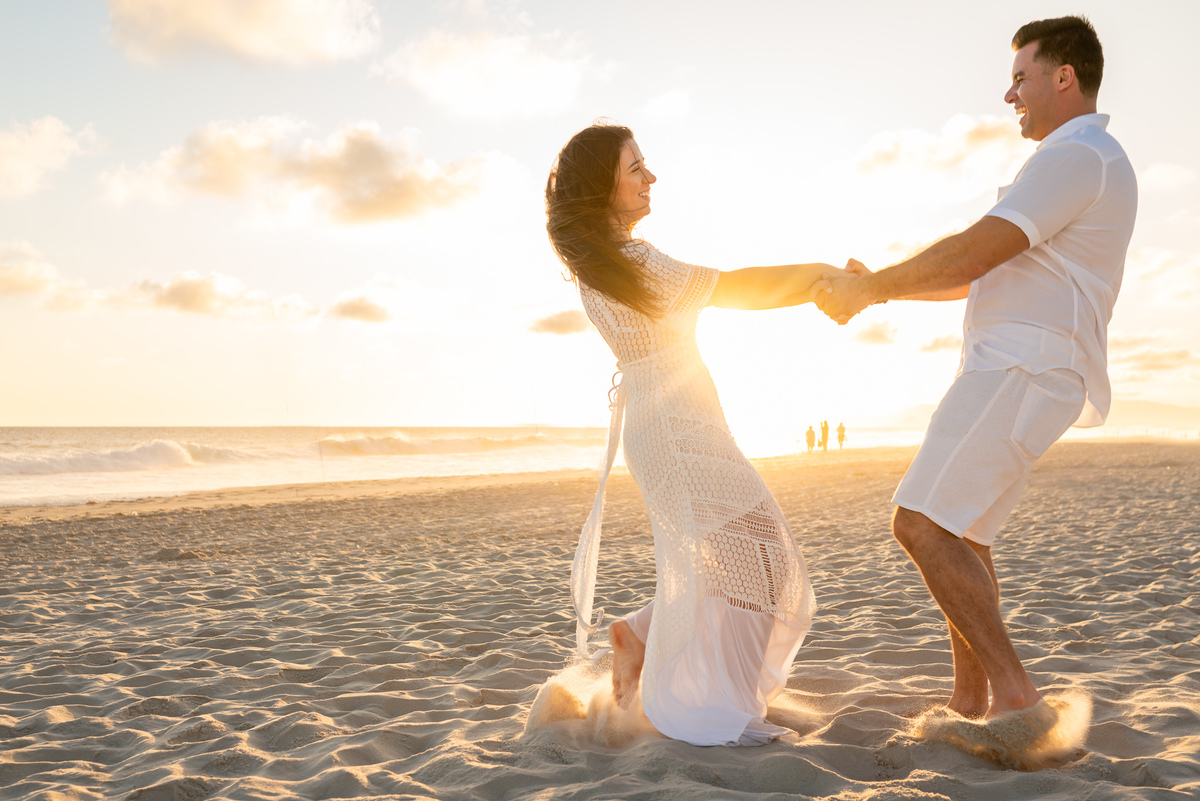 Fotos do por do sol na praia da Barra da Tijuca - RJ. Ensaio fotografico pré wedding na praia da Barra da Tijuca. Fotos da Fotógrafa de Casamento RJ Jaque Salles Fotografia. 