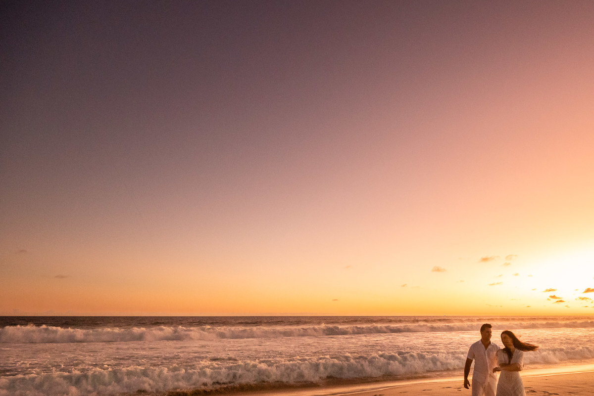 Fotos do por do sol na praia da Barra da Tijuca - RJ. Ensaio fotografico pré wedding na praia da Barra da Tijuca. Fotos da Fotógrafa de Casamento RJ Jaque Salles Fotografia. Imagens da golden hour na praia carioca da Barra da Tijuca - RJ.